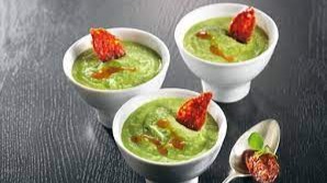 Soupe aux petits pois et chips de chorizo